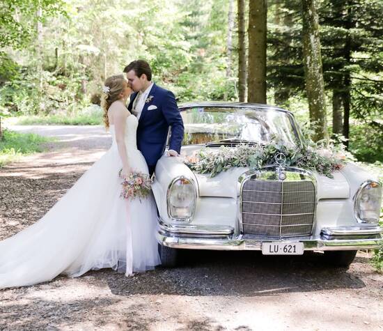 Hochzeit Priska und Manuel. Der schönste Tag im Leben mit dem exklusiven Mercedes Coupe 220SE von Oldie-Chauffeur Rudolf