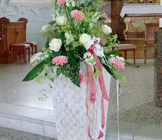 Beispiel: Florale Dekoration der Kirche, Foto: Blumenhaus Frei.