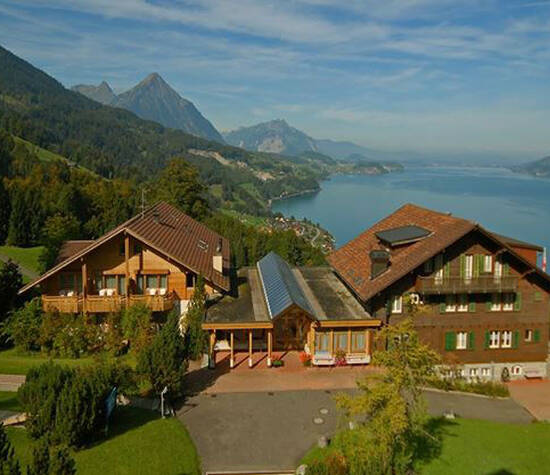 Beispiel: Außenterrasse mit Blick auf den See und die Berge, Foto: Hotel Restaurant Meielisalp.