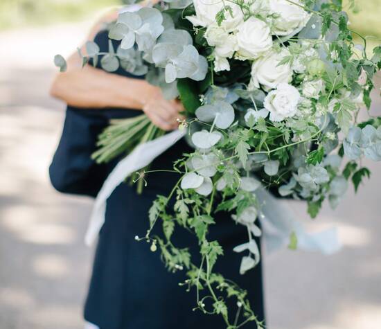 Dieser wunderschöne Brautstrauss mit Seidenbändern,entstand durch die äusserst begabten Hände unserer Floristin Jeannine

Foto by Sandra Marusic Photography