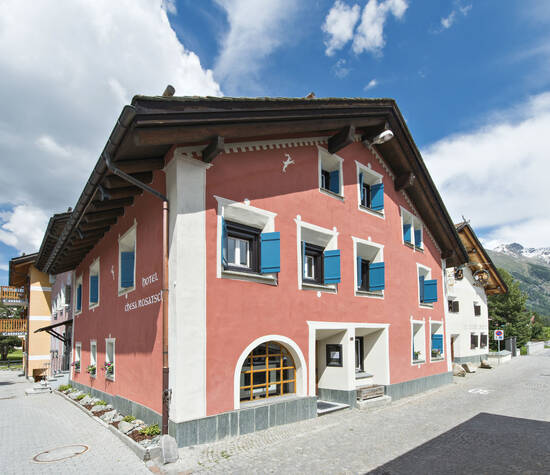 Beispiel:  Die Fassade des direkt an der Inn gelegenem Hotel, Foto: Hotel Chesa Rosatsch.