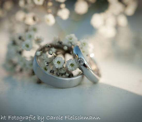 Beispiel:Die Hochzeitsringe mit Blumen,Foto:Carole Fleischmann Fotografie