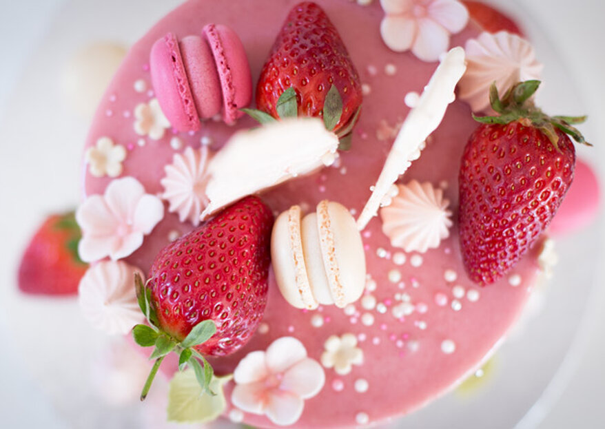 Rezept für sommerlichen Erdbeer Drip Cake mit Cream Cheese Füllung