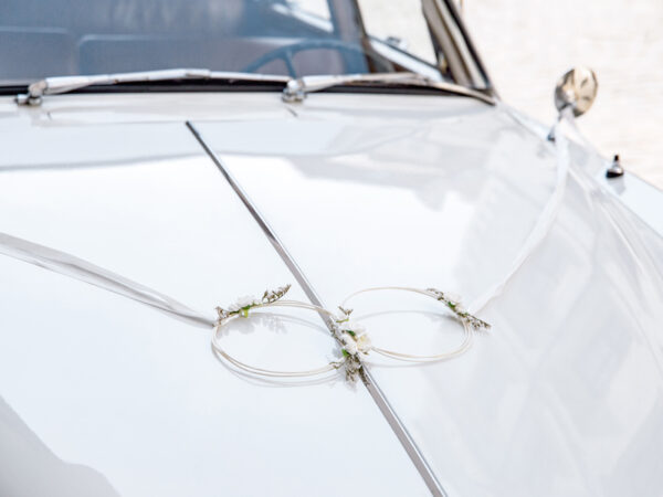 Autoschmuck Rattan Bride & Groom Car Kit Weiß: 2 Ringe, Schleife & Blumensträuße und Türdekorationen