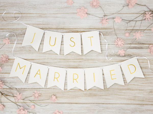 Girlanden Weiße Hochzeitswimpel mit goldener Aufschrift: "Just Married".