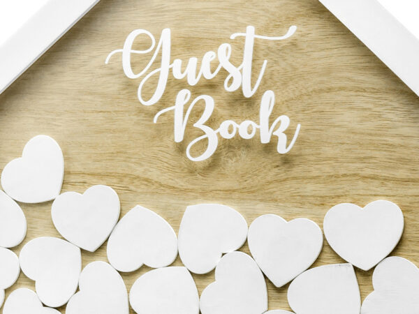 Babyshower Unterschriftenbuch aus Holz: Haus mit weißen Herzen