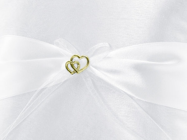 Hochzeitsdeko Ringkissen aus weißem Satin: Tüllband und goldene Herzen