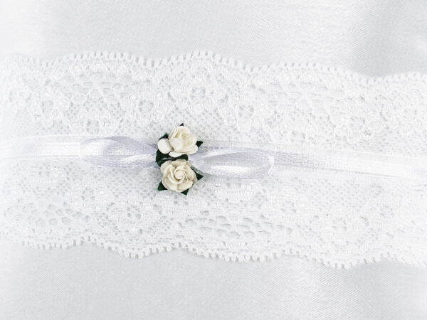 Hochzeitsdeko Ringkissen aus weißem Satin: Spitzenband und weiße Rosen