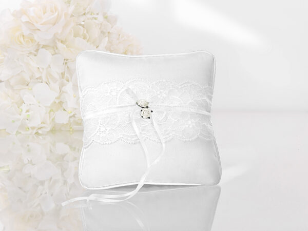 Hochzeitsdeko Ringkissen aus weißem Satin: Spitzenband und weiße Rosen